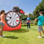 Jogos e actividades de dardos gigantes para exterior, dobráveis e portáteis, com 4 bolas de pontapé 145 x 132 x 165 cm - Vermelho - Image 9